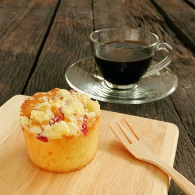 Eski derin kahverengi plakalar üzerinde lezzetli böğürtlenli kek