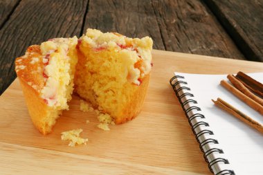 Lezzetli böğürtlenli kek ve küçük not defteri ve tarçın