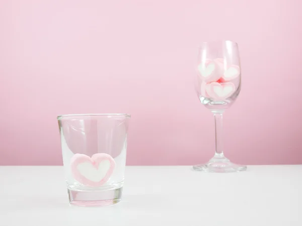 De mooie roze hart marshmallows in shot glas en glas wijn — Stockfoto
