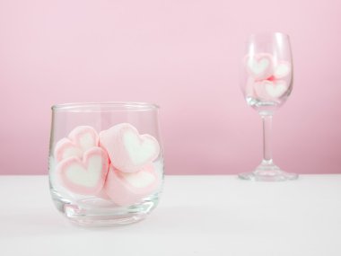 Küçük sevimli pembe kalp marshmallow yuvarlak cam ve şarap cam