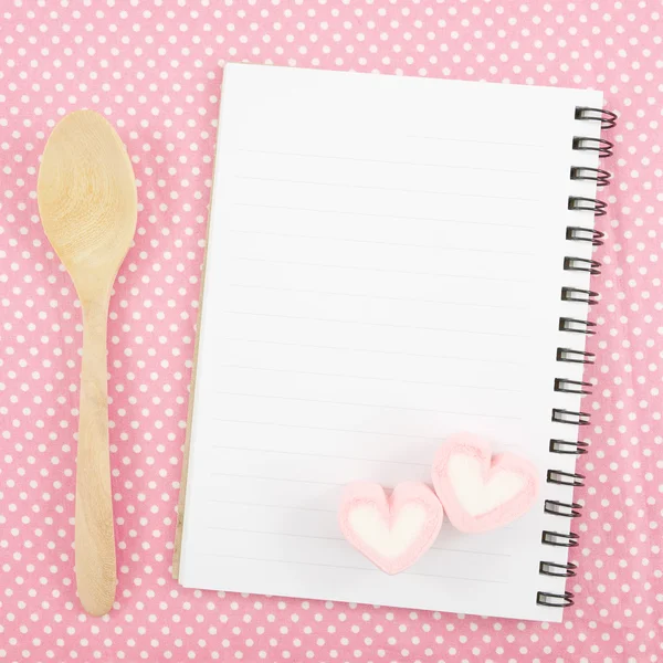 Il bel cuore rosa marshmallow e piccolo libro di note bianche e cucchiaio di legno — Foto Stock