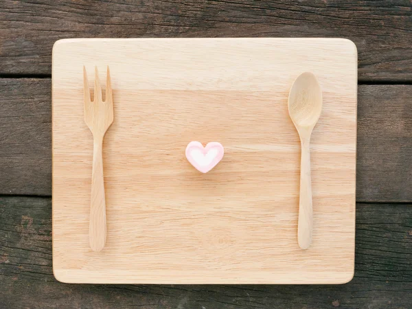 Pembe güzel kalp hatmi ve tahta kaşık çatal ahşap tahta üzerinde ile