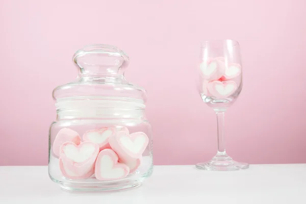 I marshmallow cuore rosa bella in piccolo vaso di vetro e bicchiere di vino — Foto Stock