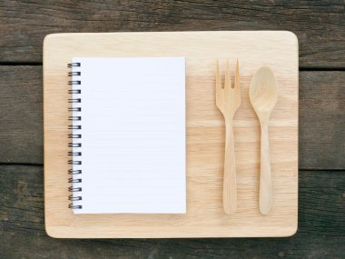 Beyaz not defteri ve ahşap çatal ve ahşap tahta