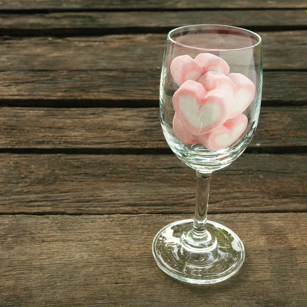 I marshmallow di cuore rosa belli in bicchiere di vino — Foto Stock
