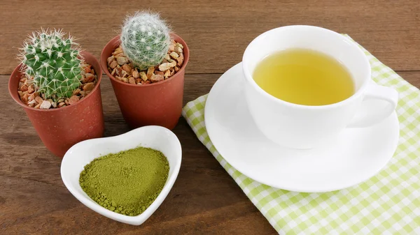 セラミックの心に日本の抹茶緑茶粉末形ボウルと綿生地と植木鉢に小さなサボテン ホット緑茶のコップ — ストック写真