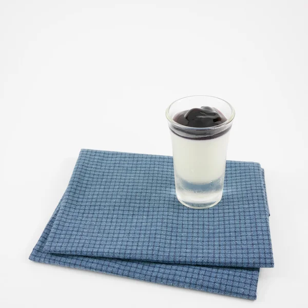 De lekkere zelfgemaakte blueberry panna cotta (Italiaanse pudding dessert) in de kleine glazen — Stockfoto