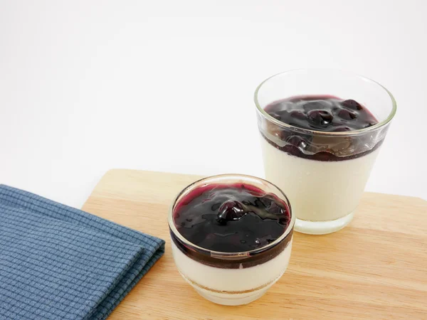 A finom házi készítésű blueberry panna cotta (olasz pudinggal desszert) a kis üveg és a kék pamut anyagból készült — Stock Fotó