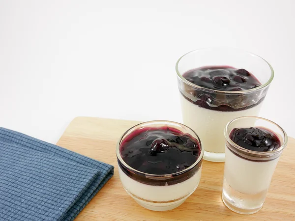 A finom házi készítésű blueberry panna cotta (olasz pudinggal desszert) a kis üveg és a kék pamut anyagból készült — Stock Fotó