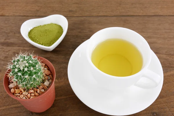 Японський matcha зелений чай порошку на керамічна серце у формі чаші і чашкою гарячого зелений чай і мало кактус в горщик заводі — стокове фото