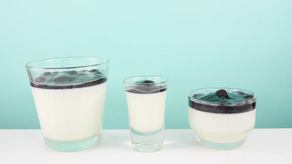 Välsmakande hemlagad blåbär pannacotta (italiensk pudding efterrätt) i små glas — Stockfoto