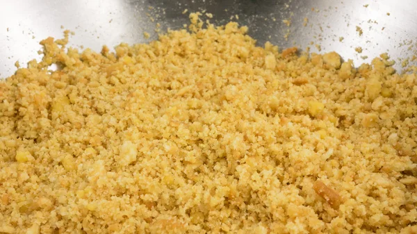 Kerak graham cracker bercampur dengan mentega cair — Stok Foto