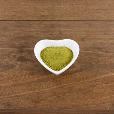 Japon matcha yeşil çay tozu seramik kalp şeklinde kupa