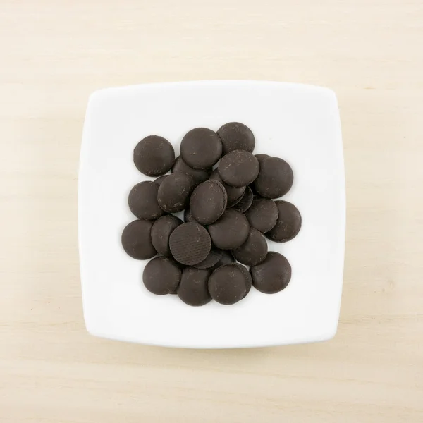 Koyu çikolata düğmeleri ve küçük beyaz kare disk grubu