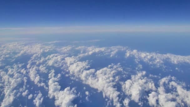 Die weiße Wolke und der blaue Himmel aus dem Flugzeug — Stockvideo