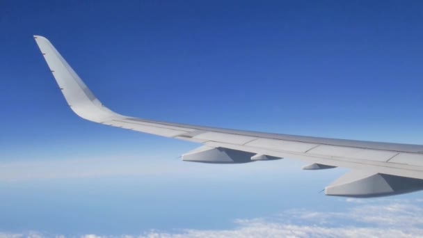 Der Blick von Flugzeugflügel und blauem Himmel aus dem Flugzeugfenster — Stockvideo