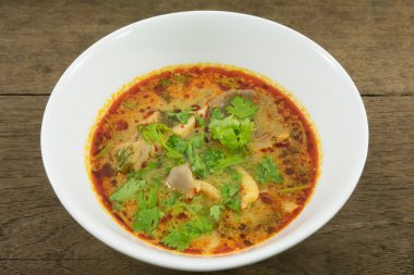 Beyaz seramik kase lezzetli baharatlı domuz tom yum çorbası (sıcak ve Ekşi Çorbası)