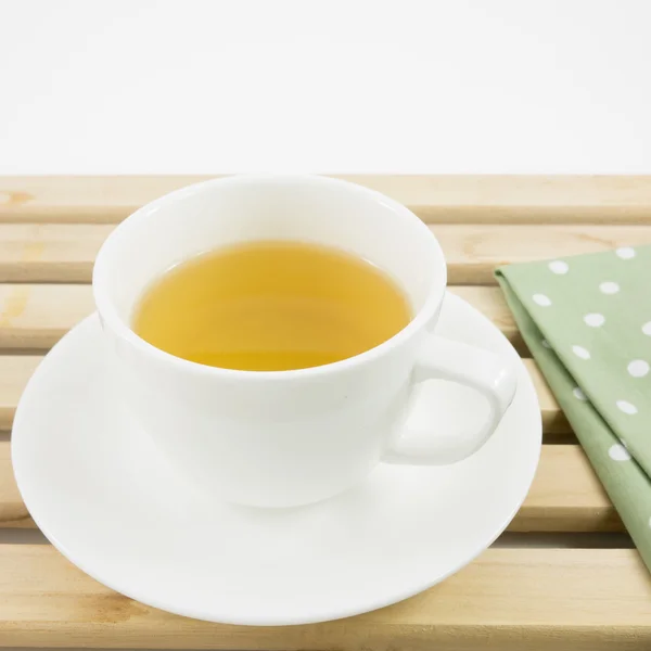 日本の緑茶と木製トレイに緑色の綿生地のカップ. — ストック写真