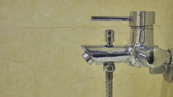 O homem liga a torneira moderna da banheira — Vídeo de Stock