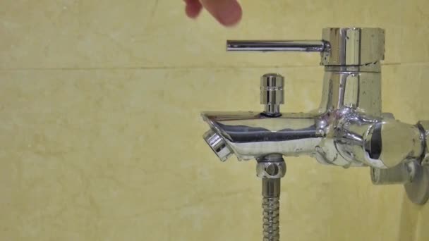 El hombre enciende el grifo moderno de la bañera — Vídeo de stock