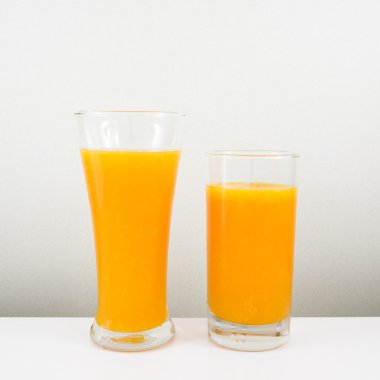 Lezzetli saf portakal suyu cam