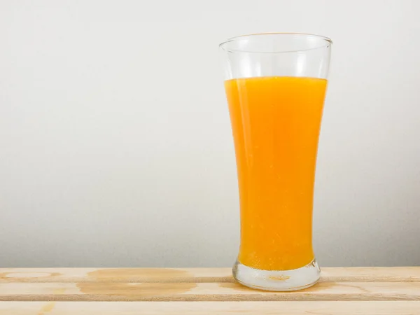 Das Glas leckerer reiner Orangensaft auf Holztablett — Stockfoto