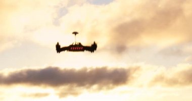 Uzaktan kumanda ile gökyüzünde uçan yarış multirotor dron quadcopter uçak