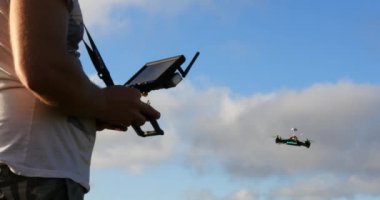 Uzaktan kumanda ile gökyüzünde uçan yarış multirotor dron quadcopter uçak