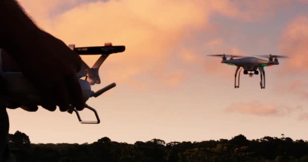 Aviones teledirigidos multirotor aéreo quadcopter que vuelan en el cielo a través del control remoto — Vídeos de Stock