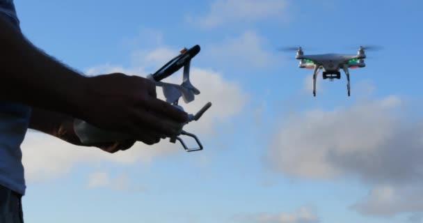 Aviones teledirigidos multirotor aéreo quadcopter que vuelan en el cielo a través del control remoto — Vídeos de Stock