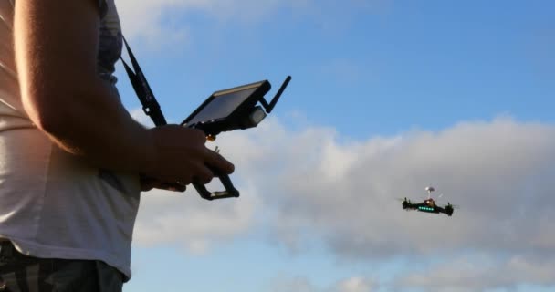 Racing multirotor drone quadcopter flygplan flyger i himlen via fjärrkontroll — Stockvideo