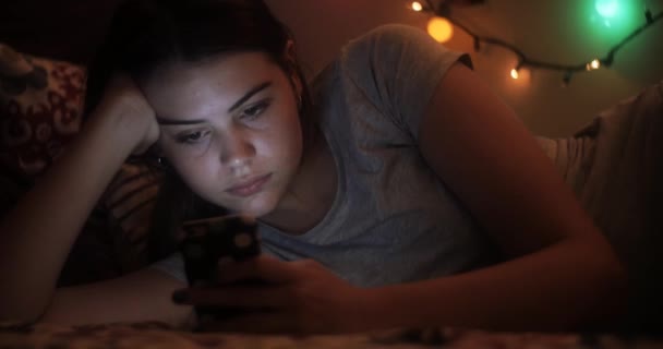 Redes sociales en el teléfono inteligente móvil joven adolescente mujer — Vídeo de stock