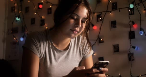 Educação e colagem de jovens enviando texto com telefone inteligente móvel — Vídeo de Stock