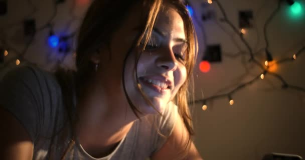 モバイル スマート フォン技術を使用して笑っている若い 10 代女性 — ストック動画