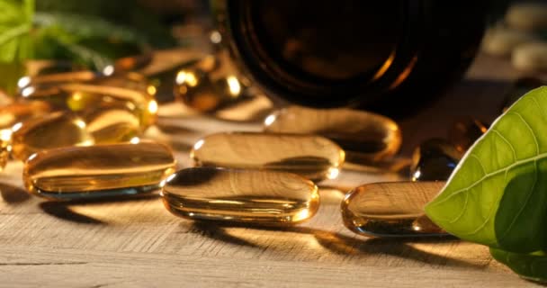 Omega-3 yağ asitleri Vitamin mineral ve beslenme sağlık ek hapları — Stok video