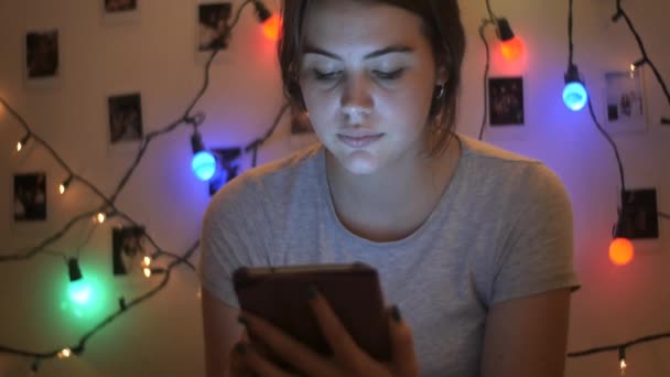 Fiatal tizenéves lány pihentető ágyon a szociális média, a mobil okos telefon — Stock videók