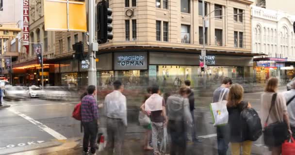 Sydney Austrálie George St městská pouliční doprava a lidé propadají — Stock video