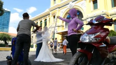 Ho Chi Minh / Saygon, Vietnam - 2015: Sokaklar meşgul Asya şehir hayatı düğün