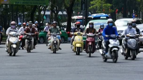 Ho Chi Minh/Saigon, Wietnam-2015: ulice zajęty Asian City życie powolny ruch — Wideo stockowe