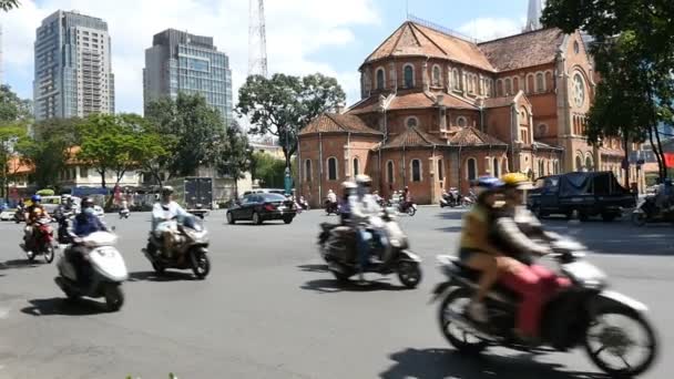 Ho Chi Minh/Saigon, Vietnam-2015: gatorna upptagen Asian City Life Notre Dame — Stockvideo