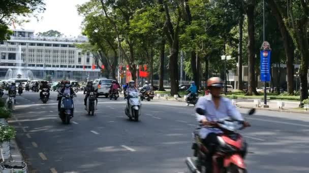 HO CHI MINH / SAIGON, VIETNAM - 2015: Calles ocupadas vida en la ciudad asiática cámara lenta — Vídeo de stock