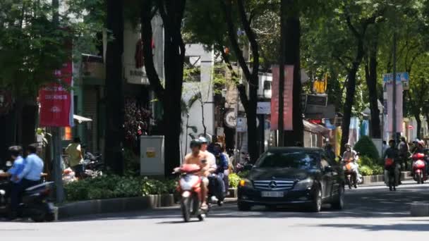 HO CHI MINH / SAIGON, VIETNAM - 2015: Calles ocupadas vida en la ciudad asiática cámara lenta — Vídeo de stock