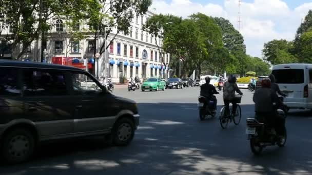 HO CHI MINH / SAIGON, VIETNAM - 2015: Ruas ocupadas vida urbana asiática câmera lenta — Vídeo de Stock
