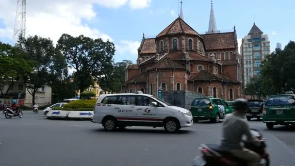 Ho Chi Minh/Saigon, Βιετνάμ-2015: δρόμοι απασχολημένοι Ασίας πόλη ζωή Notre Dame — Αρχείο Βίντεο