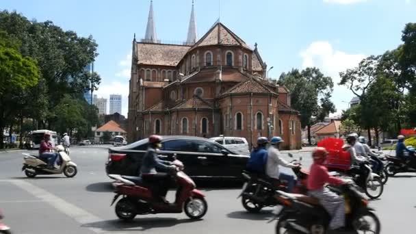 Ho Chi Minh/Saigon, Vietnam-2015: straten drukke Aziatische stad leven Notre Dame — Stockvideo
