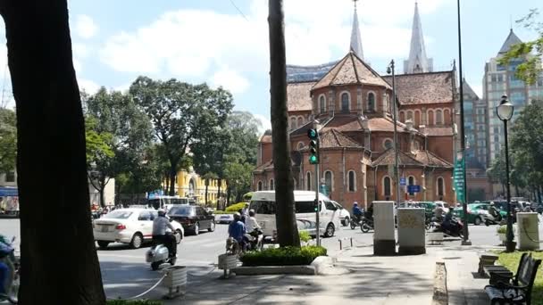 HO CHI MINH / SAIGON, VIETNAM - 2015: Calles ocupadas asiático ciudad vida notre dame — Vídeos de Stock