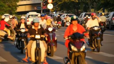 Ho Chi Minh / Saygon, Vietnam - 2015: Sokaklar meşgul Asya şehir hayatı yavaş hareket