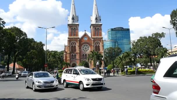 HO CHI MINH / SAIGON, VIETNAM - 2015: Calles ocupadas asiático ciudad vida notre dame — Vídeos de Stock