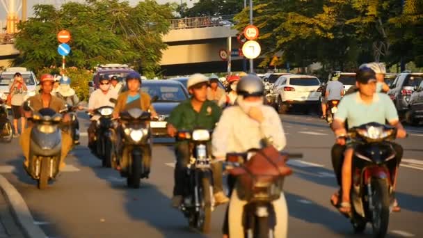 HO CHI MINH / SAIGON, VIETNAM - 2015: Ruas ocupadas vida urbana asiática câmera lenta — Vídeo de Stock