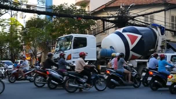 Ho Chi Minh/Saigon, Βιετνάμ-2015: δρόμοι απασχολημένοι ασιατική πόλη ζωή αργή κίνηση — Αρχείο Βίντεο
